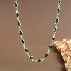 Colier delicat cu lanţ fin şi pietre verzi rafinate